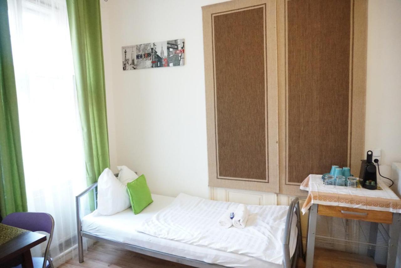 Contactless Check-In Room4You Waehring Відень Екстер'єр фото